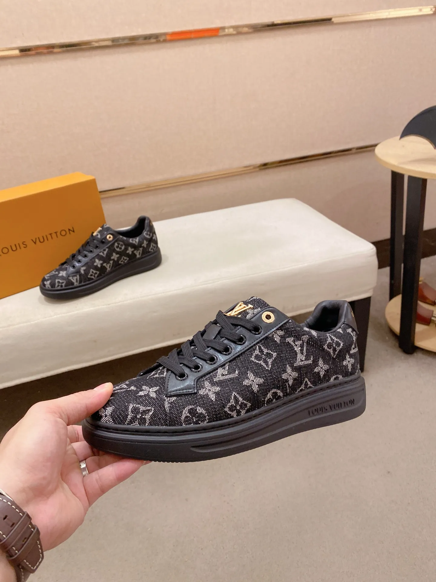 Men's shoes 💰: 400💰🎉🎉LV~Louis Vuitton trendy men's shoes New shipments Latest matching The same style as the official website Super high quality Hot sales of the season [strong] [strong] [strong] Selected first-layer cowhide, comfortable cowhide lining, original last, comfortable on the foot, wear-resistant rubber outsole Size number: 38-44.